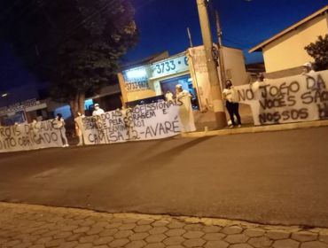 Torcida organizada homenageia profissionais da saúde de Avaré