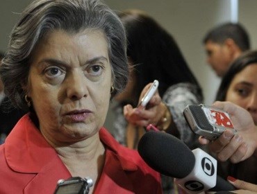 'Impeachment não é golpe, está na Constituição', diz Cármen Lúcia