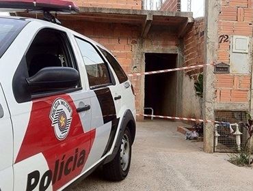 Mulher é morta a facadas em casa e namorado é suspeito, diz polícia