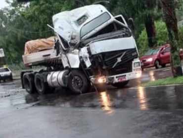 Carreta perde freio na descida da rua Bahia e causa estragos