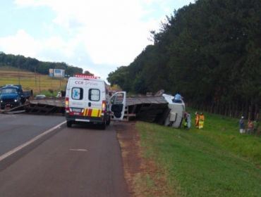 CAMINHÃO TOMBA NA PISTA E ACABA ATINGIDO POR CARRO NA SP-255 EM AVARÉ